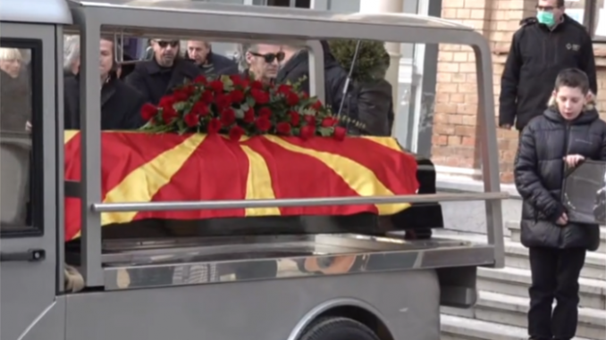 Со македонско знаме на ковчегот и „Зошто си ме мајко родила“ Аки Рахимовски испратен до вечното почивалиште