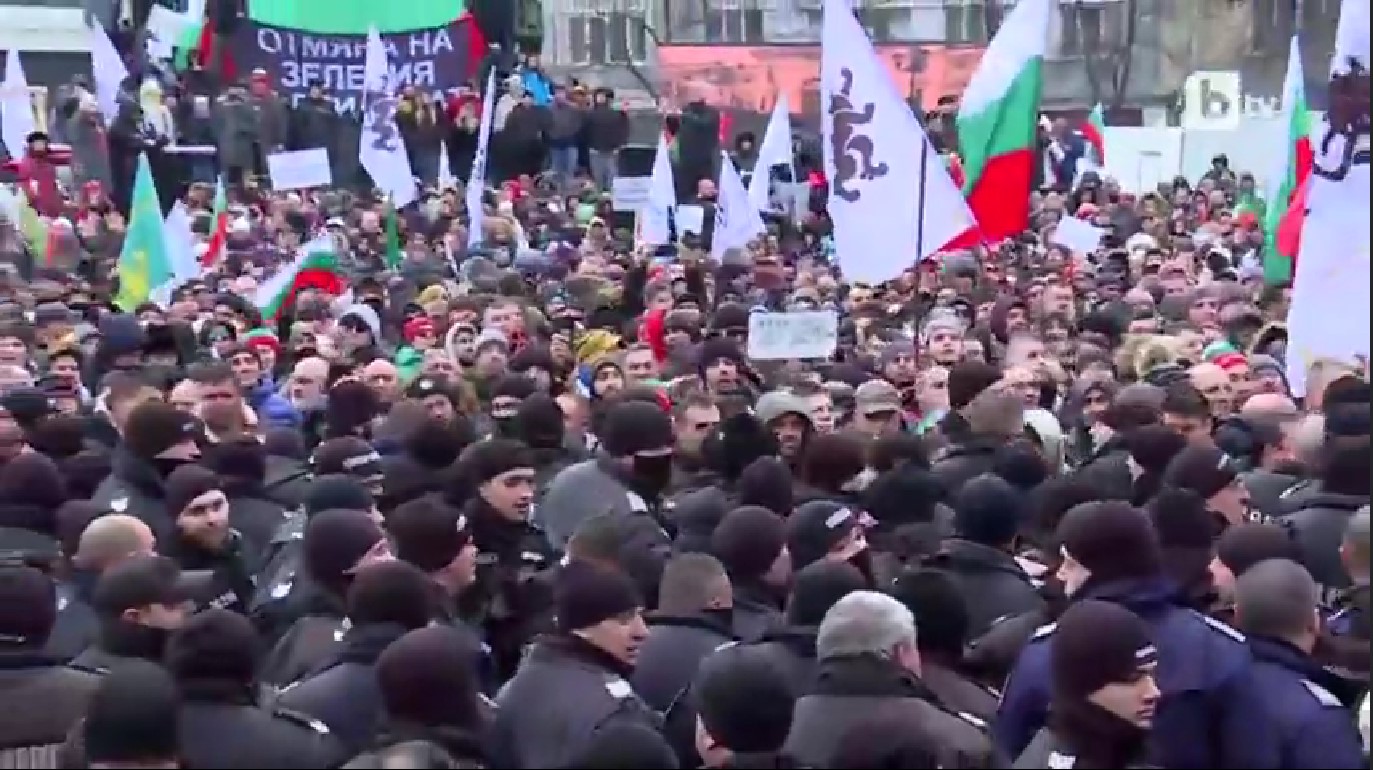 Во Софија протест против воведувањето на зелениот сертификат – демонстрантите сакаат да влезат во Собранието