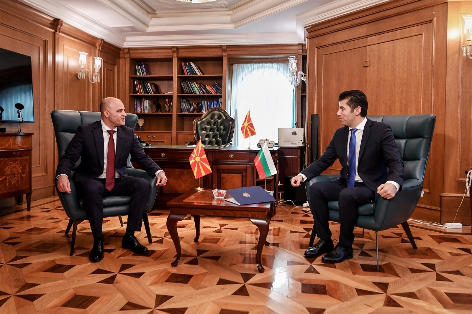 Голема акција во Бугарија, „Руски агенти работеле против нашите односи со Македонија“, рече Петков