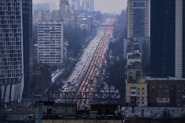 ВИДЕО: Луѓето во Киев се кријат во метрото, има метеж на излезите од градот