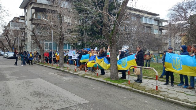 Протест пред рускиот конзулат во Варна – се скандира „убијци“