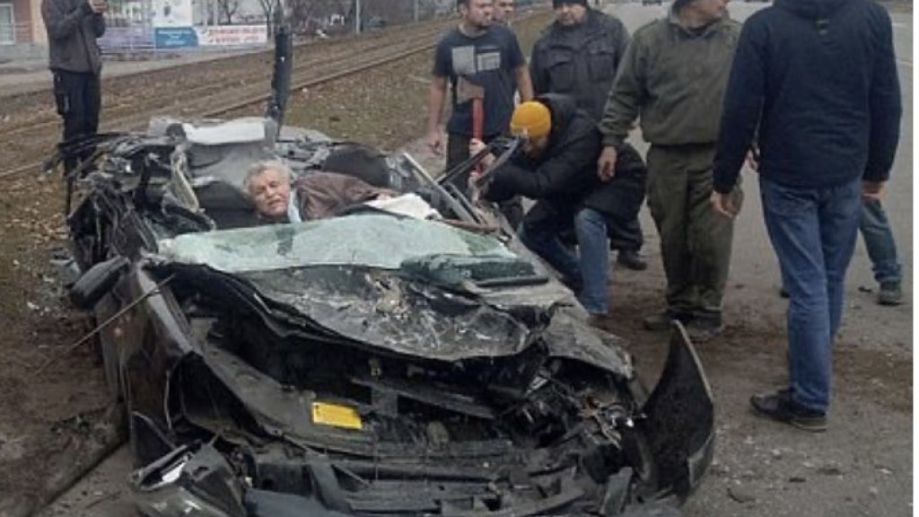 ВИДЕО: Руски тенк згмечи автомобил во кој имаше човек