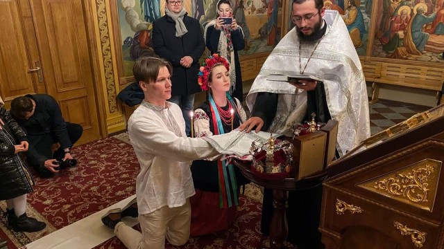 Со звукот на сирените и гранатите – украинска двојка се венчаше