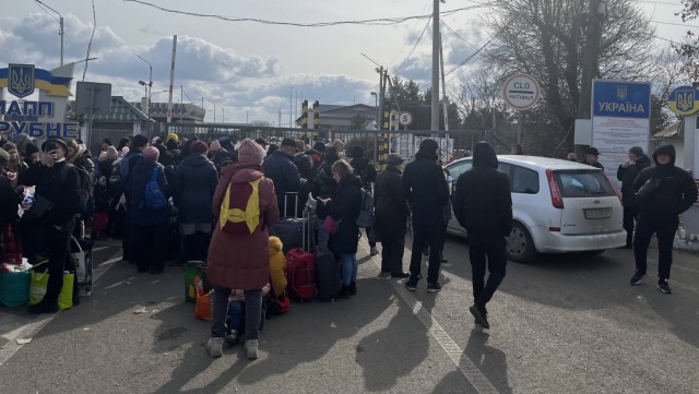 Се повеќе Украинци се собираат на границата со Романија