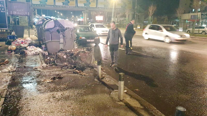 Три контејнера изгореа во близина на Бит Пазар