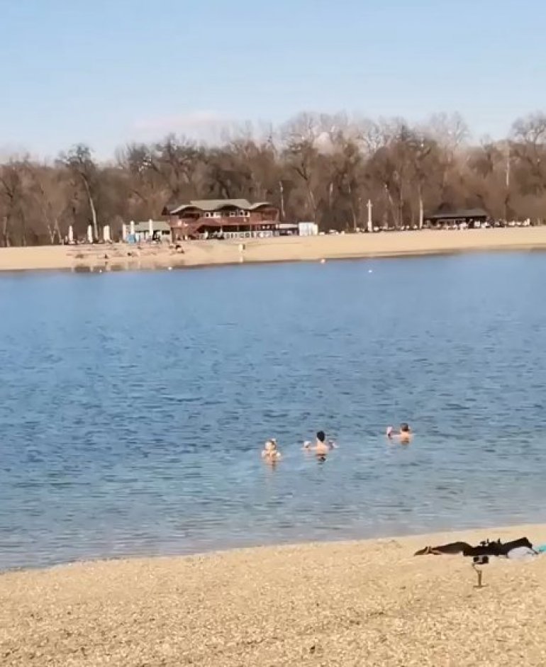 НЕВЕРОЈАТНА СЦЕНА ВО СРБИЈА! Луѓе се капат во ледена вода во средината на февруари