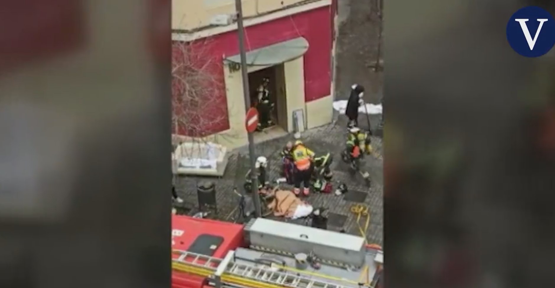 Гости скокнаа низ прозорец: Пожар во хотел во Барселона, има повредени