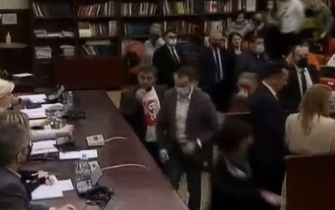 Ај не се занесувај…Ќутите цело време таму бе…Тензично во Собранието, ВМРО-ДПМНЕ со маички со ликот на Гоце Делчев (ВИДЕО)