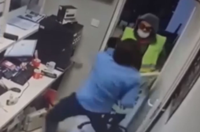 ВИДЕО: Вработен во обложувалница спречи грабеж со нож во Чаир
