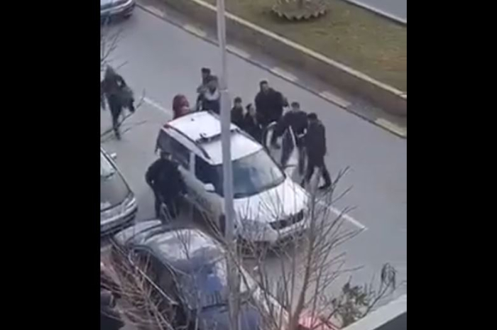 ВИДЕО: Луѓе земаат облека од полициско возило откако им била конфискувана во Струмица