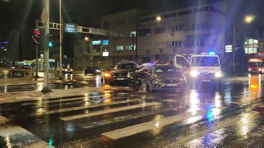 ВИДЕО: Три возила се судрија, меѓу нив и владино во кое биле двајца министри