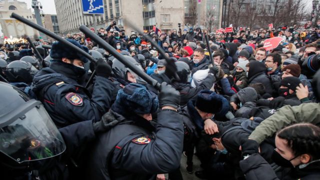 Русија уапси најмалку 4.357 луѓе во неделата за време на протестите, соопшти независната мониторинг група