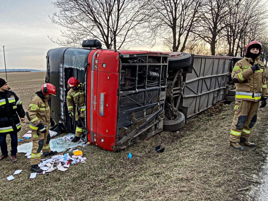 ФОТО: Се преврте автобус со украински бегалци – има повредени, меѓу нив и деца