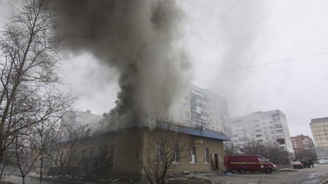 Неколку дена без струја, телефони и парно: Во Мариупол собираат вода од стопениот снег
