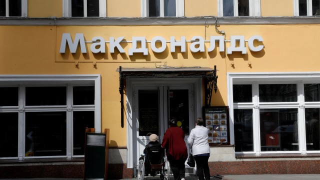 Мекдоналдс ги затвора сите свои ресторани во Русија
