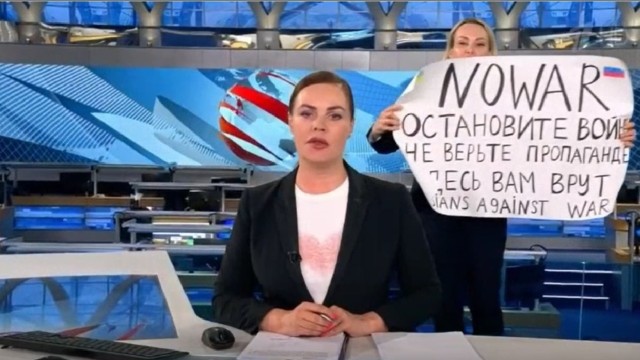 Протест за Украина: Новинарка упадна во руска телевизија со антивоен плакат (ВИДЕО)