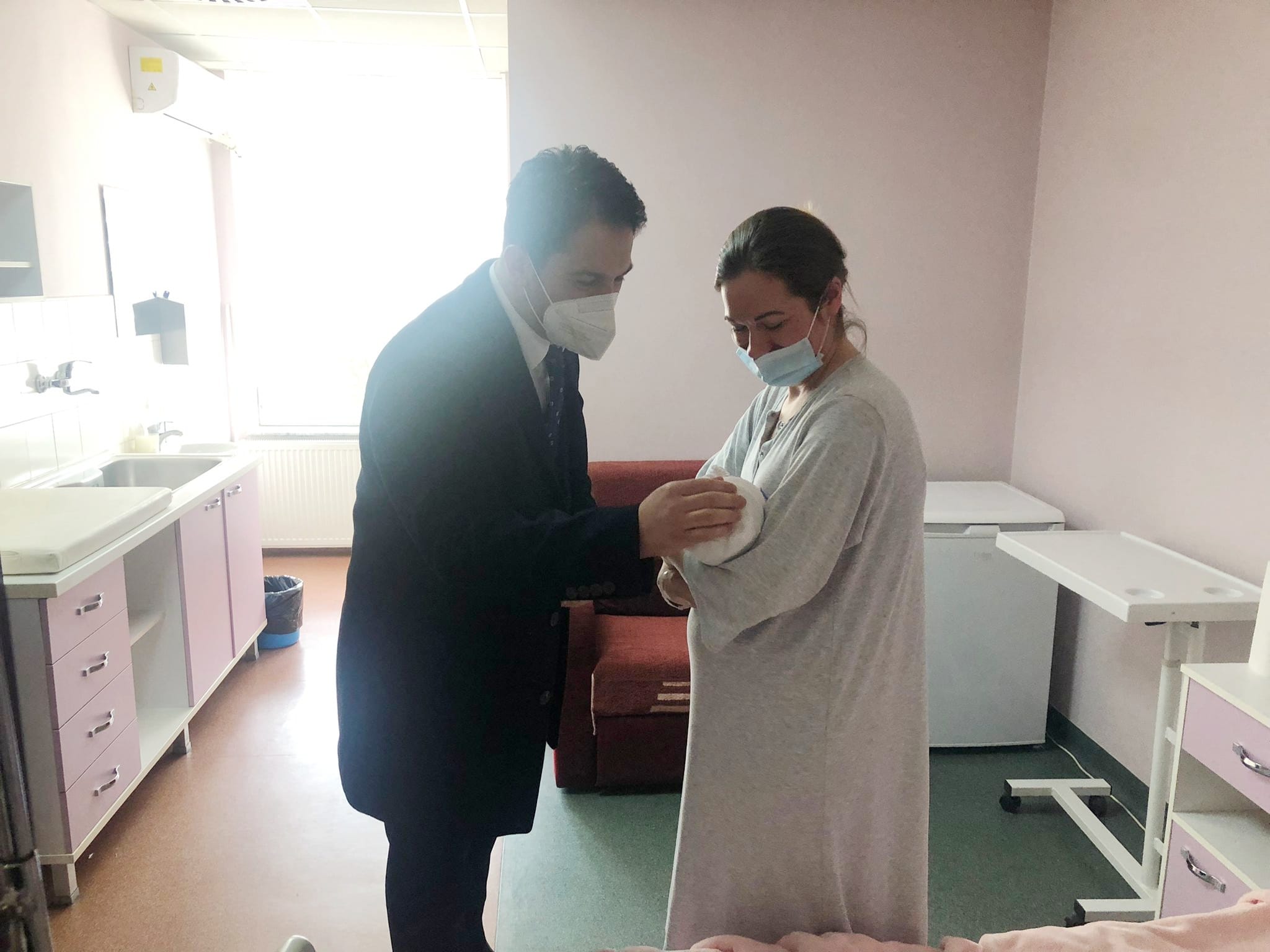 Убава вест од гинекологија Чаир: Оксана од Украина донесе на свет девојче