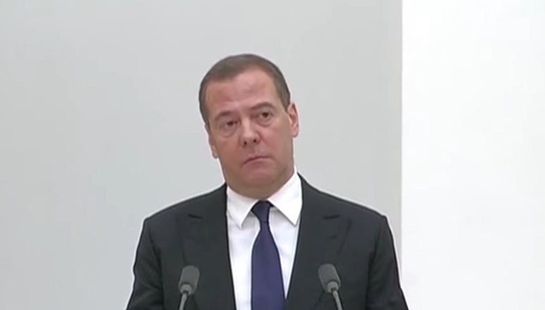 „Внимавајте на јазикот, економските војни доста често се претвораат во вистински“, вели поранешниот руски претседател Медведев