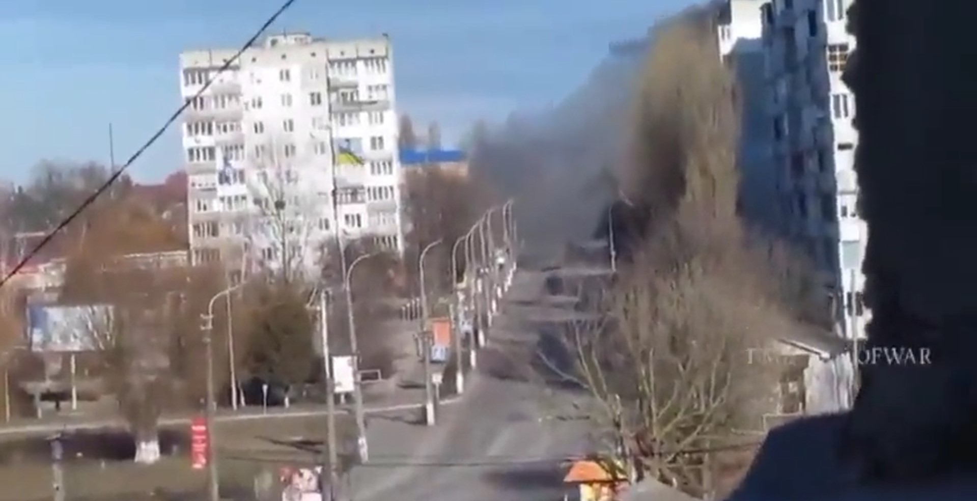 ВИДЕО: Украинец снимаше руски тенк на градските улици, секунда подоцна тој пукаше кон него