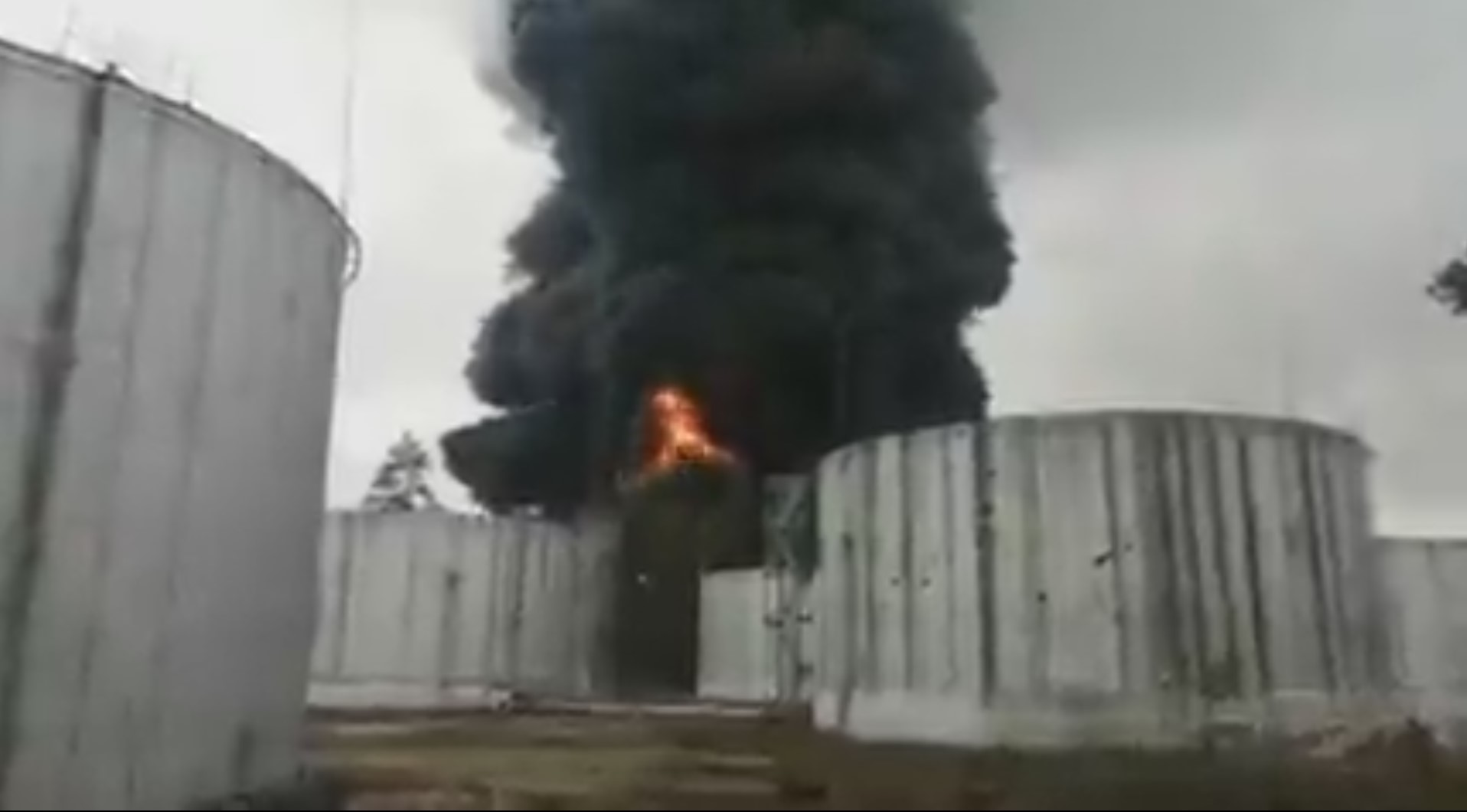 ВИДЕО: Магацин за нафта погоден од воздушен напад во северна Украина