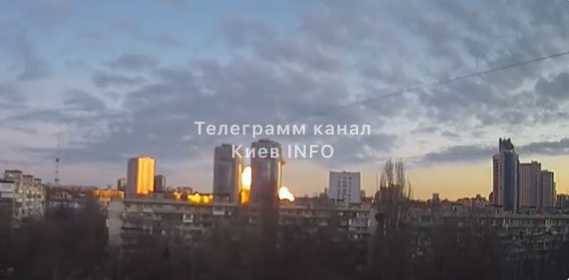 Русија не престанува со нападите – снимен моментот кога проектил уништува станбена зграда! (ВИДЕО)