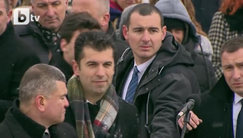 ВИДЕО: Бугарскиот премиер Кирил Петков доби снежна топка во глава