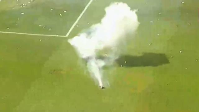 Фрлен експлозив на теренот на фудбалски натпревар во Аргентина