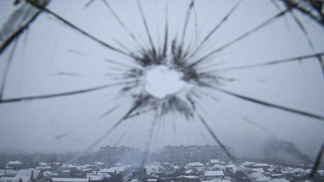 Украина: Руските сили држат како заложници речиси 400 цивили во Мариупол