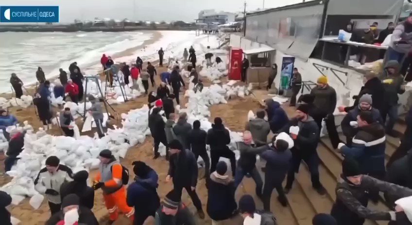 Во Одеса луѓето ја забарикадираа плажата против руската инвазија