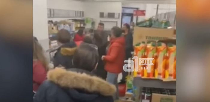 ВИДЕО: Тепачка во КАМ маркет – купувач истепа касиер