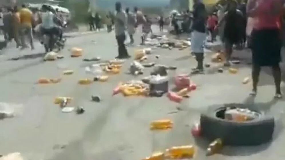 Се урна авион среде град: Во несреќата загинаа најмалку шест лица