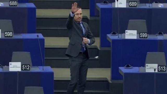 Казна за пратеник за нацистички поздрав во ЕП