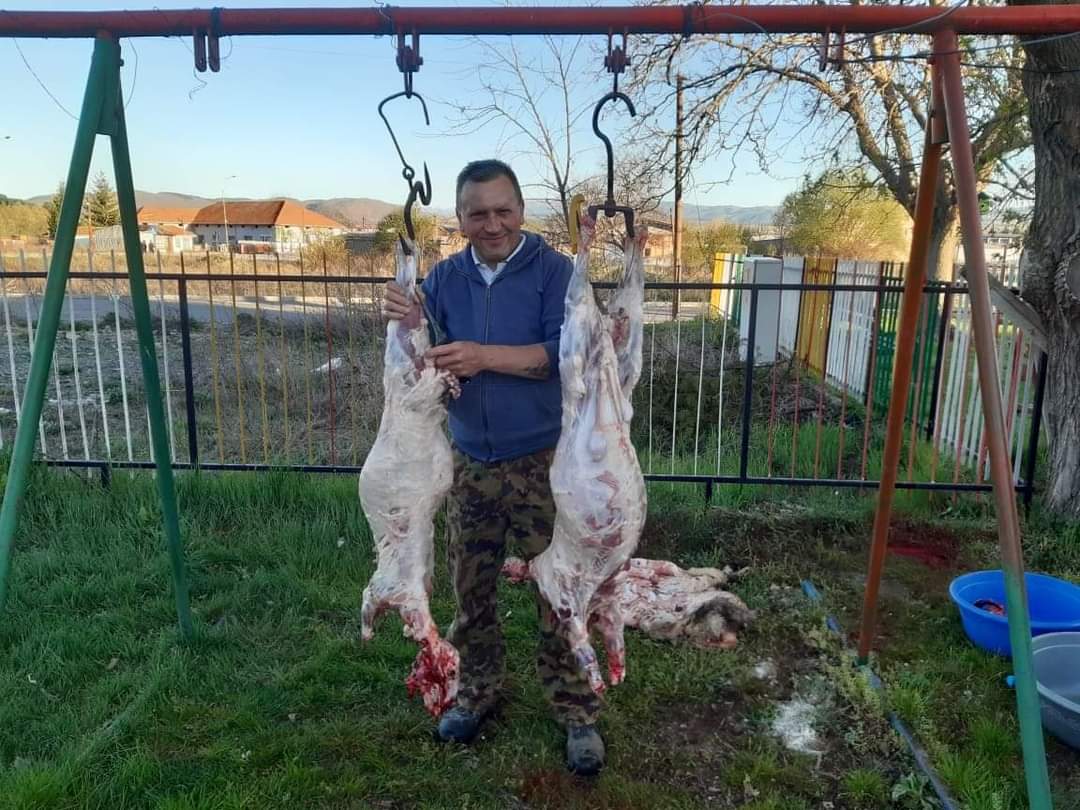 ФОТО: Во Делчево ги извадиле лулашките за да колат јагниња во дворот на градинката