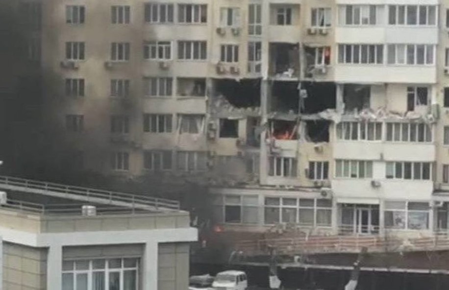 Ракетен напад во Одеса, погодена е и станбена зграда – има загинати