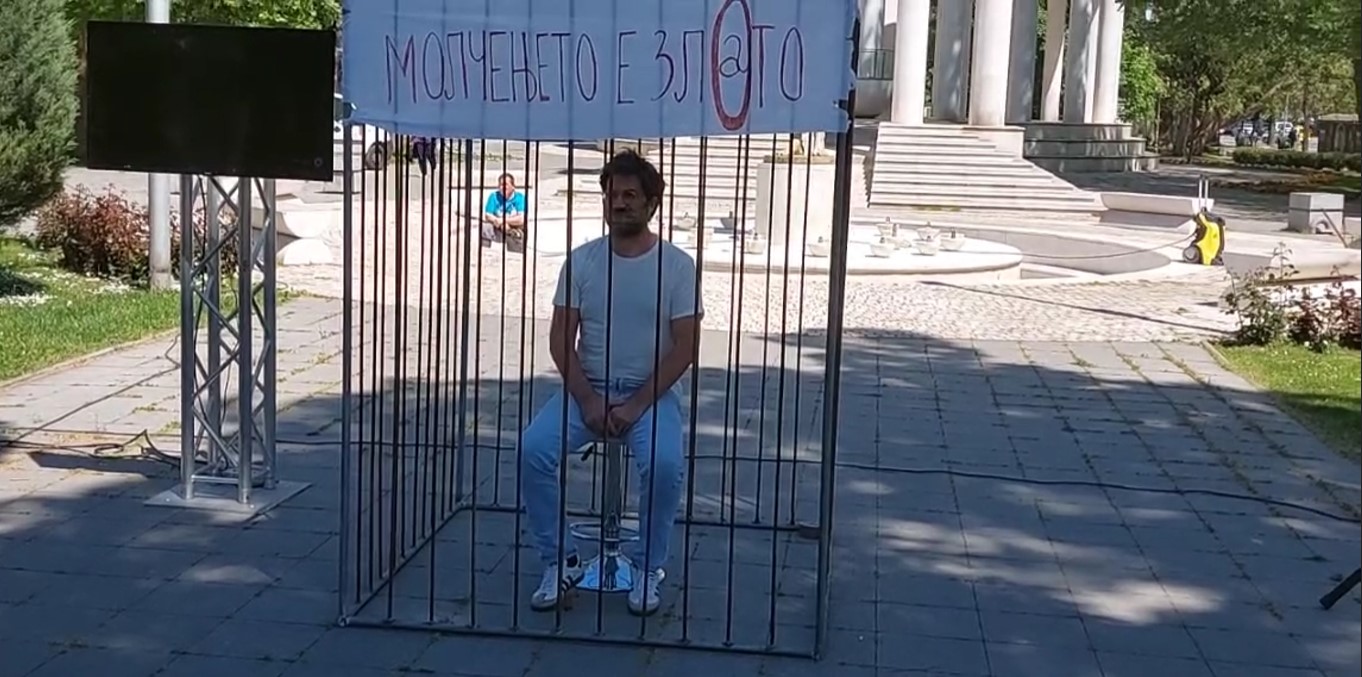 Дурловски со трака на уста и зад решетки пред Собрание, за 5 години од „27-ми април“