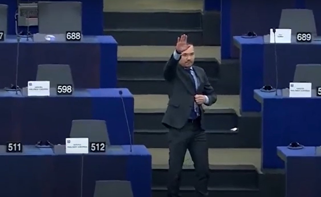 Европарламентот го казни бугарскиот европратеник Ангел Џамбазки поради контроверзниот гест, налик на нацистички поздрав
