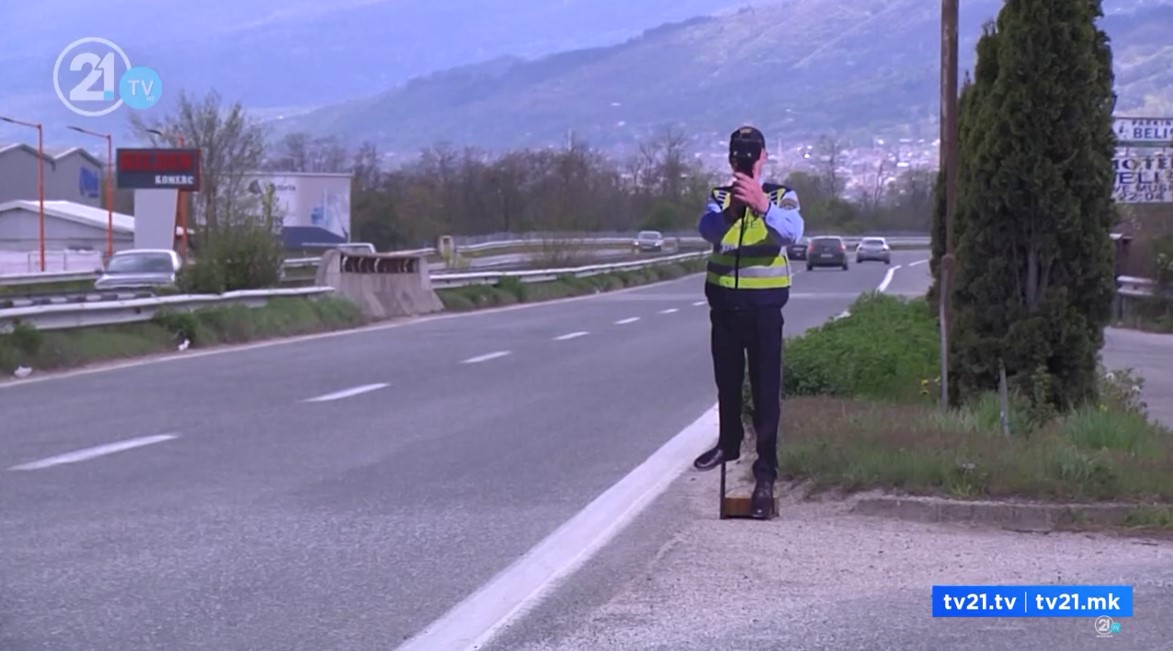 Картонски полицајци ги „плашат“ брзите возачи на автопатот во Тетово