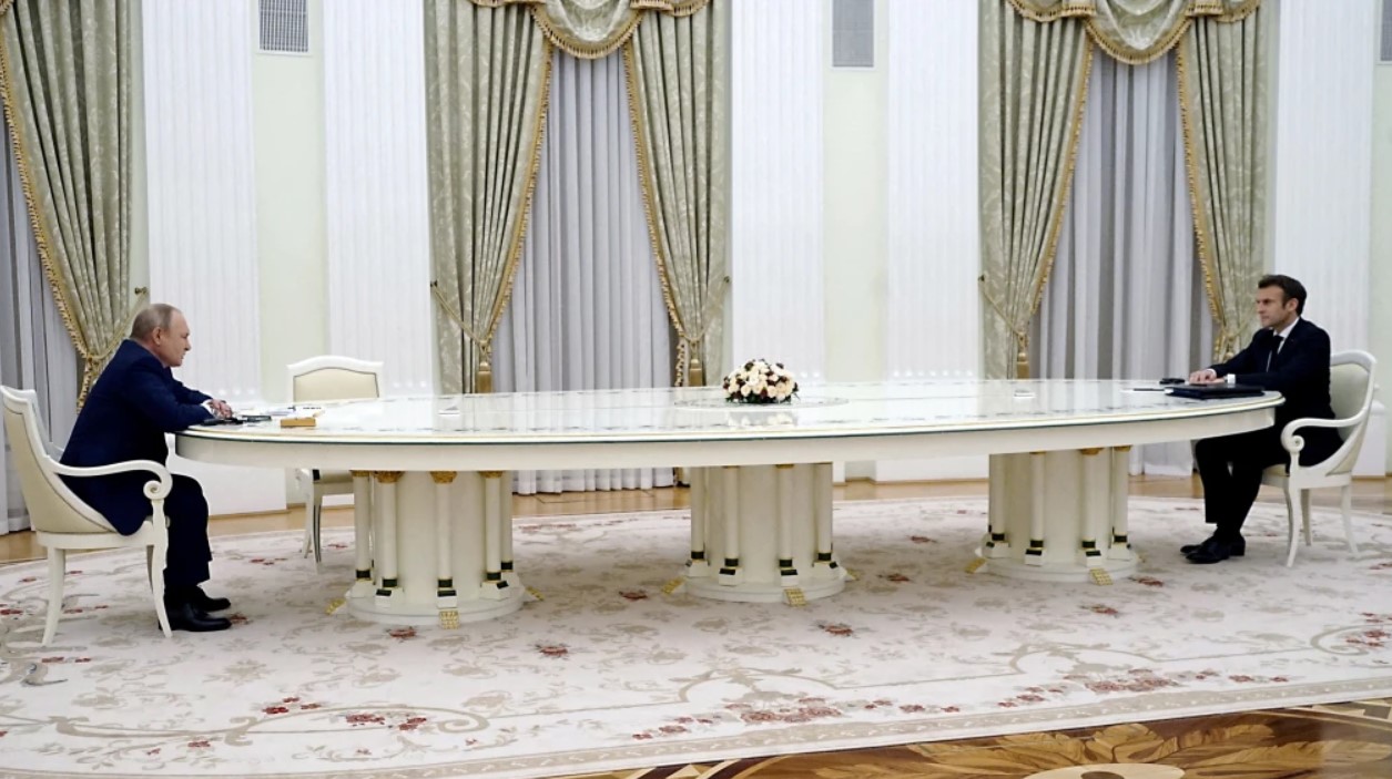 Путин му ја честиташе изборната победа на Макрон и му посака „добро здравје“