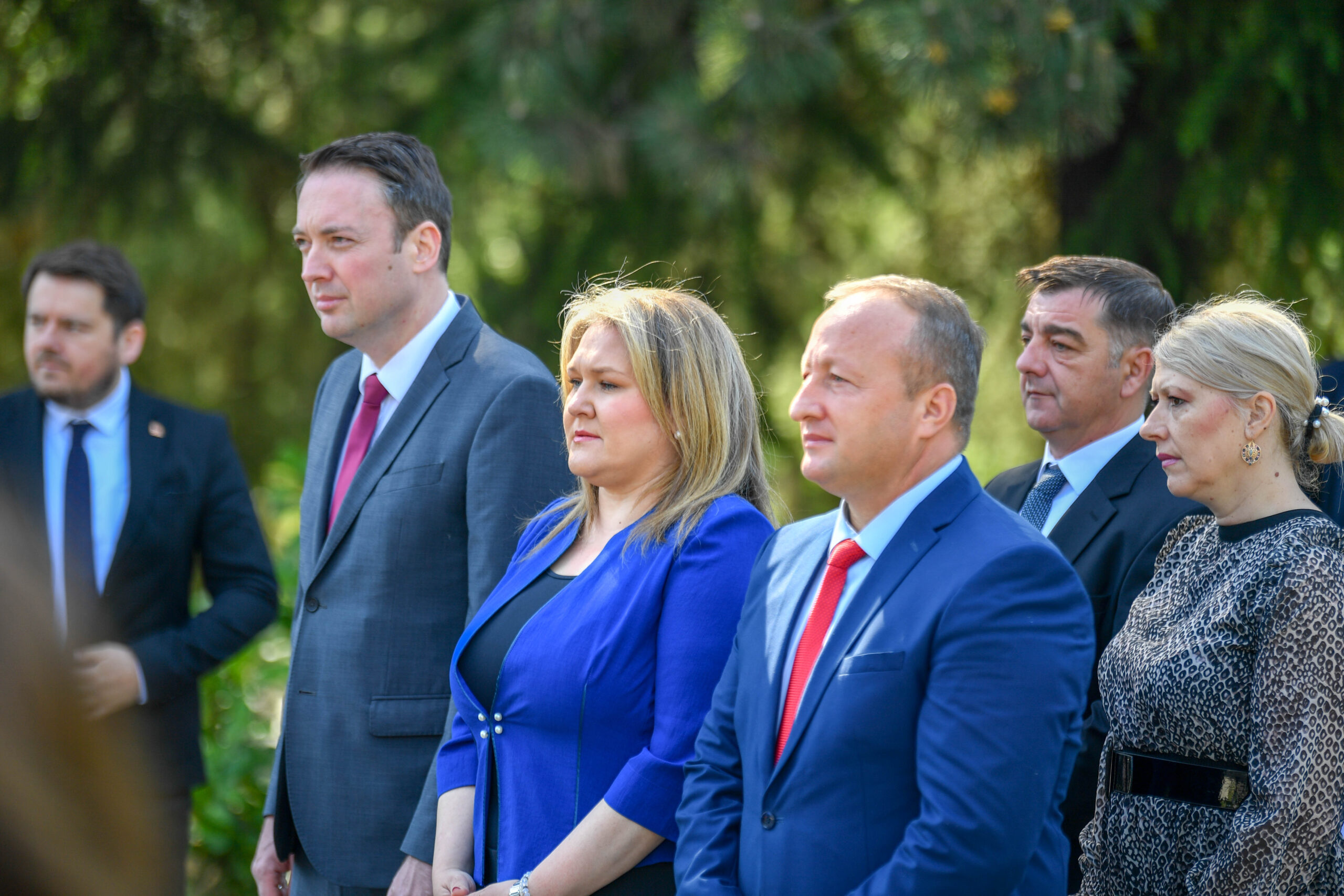 Владина делегација положи венец свежо цвеќе на спомен обележјето на партизанските гробишта во Бутел во чест на 9 Мај