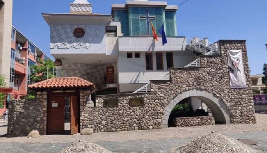 Гаши: Зошто не се вее албанското знаме во куќата на Мајка Тереза ​​во Скопје?