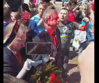 ВИДЕО: Рускиот амбасадор во Полска полеан со црвена боја на церемонија за Денот на победата