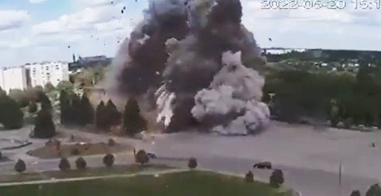 ВИДЕО: Зеленски објави снимка од ракетирање на зградата на Домот на културата во Лозова, крај Харков