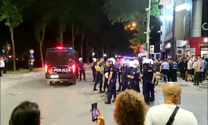 ВИДЕО: Хаос вечерва во Тирана, 6 полицајци повредени, 13 навивачи приведени