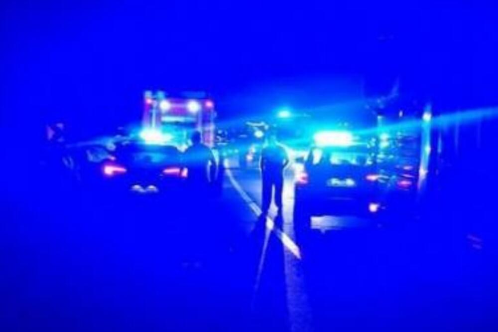 Страшна сообраќајна несреќа во Србија! Две лица загинаа: Пожарникари извлекуваа тела од смачкан автомобил!