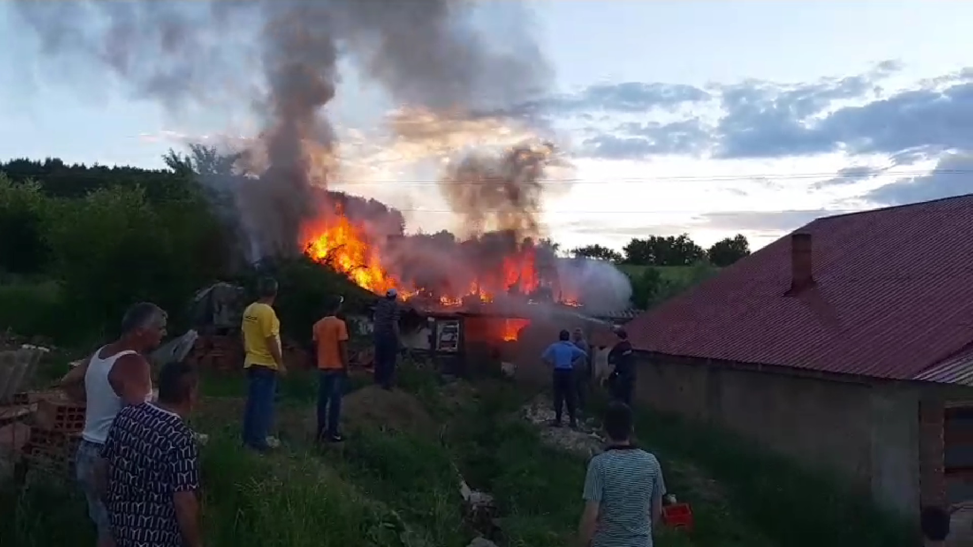ФОТО+ВИДЕО: Гори куќа во Берово, на терен пожарна!