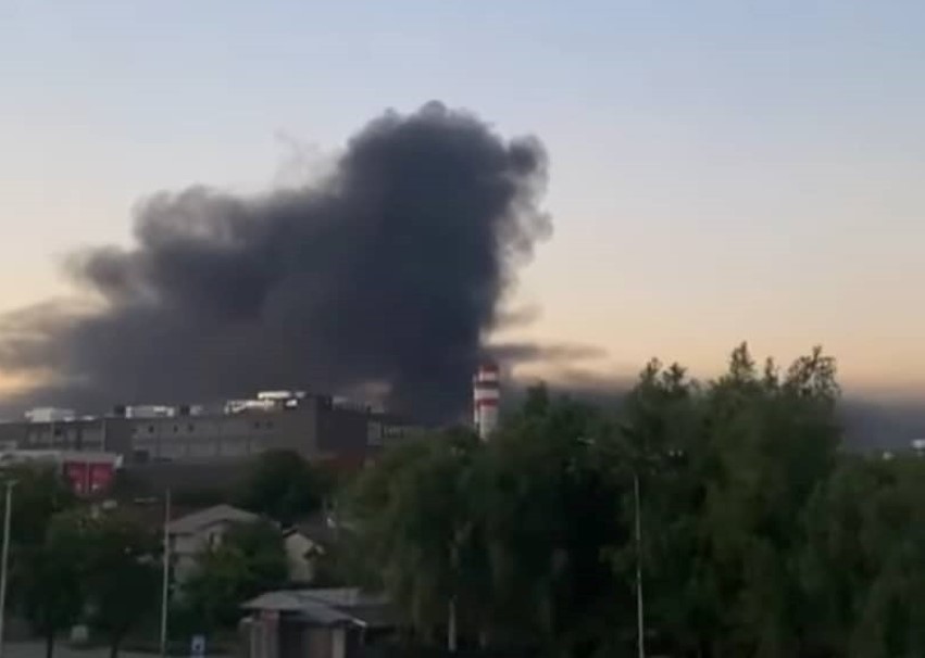 Се запали магацински простор во Скопје – црн чад над главниот град