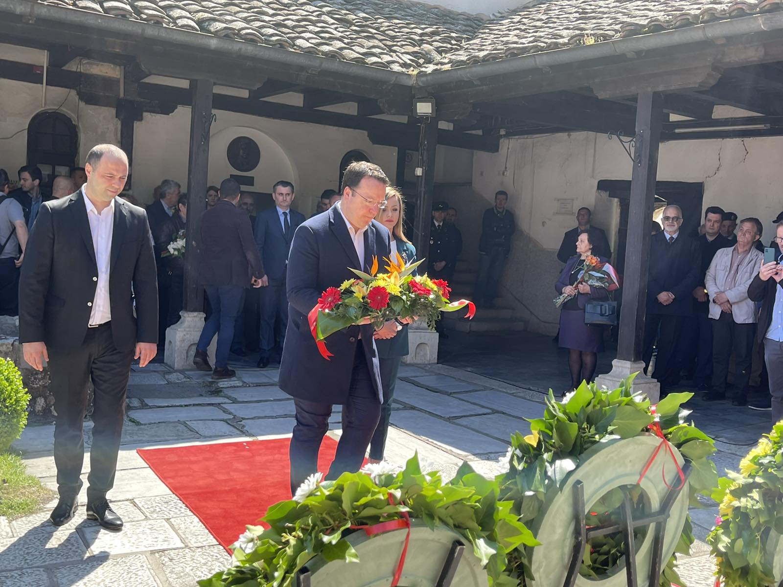 Делегација од ВМРО-ДПМНЕ положи свежо цвеќе на гробот на Гоце Делчев