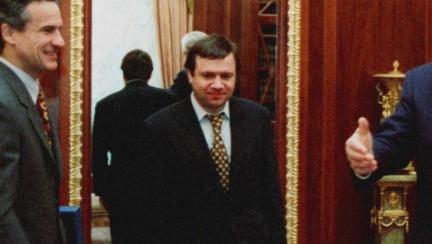 НЕОЧЕКУВАНО: Советникот кој му помогна на Путин да дојде на власт поднесе оставка