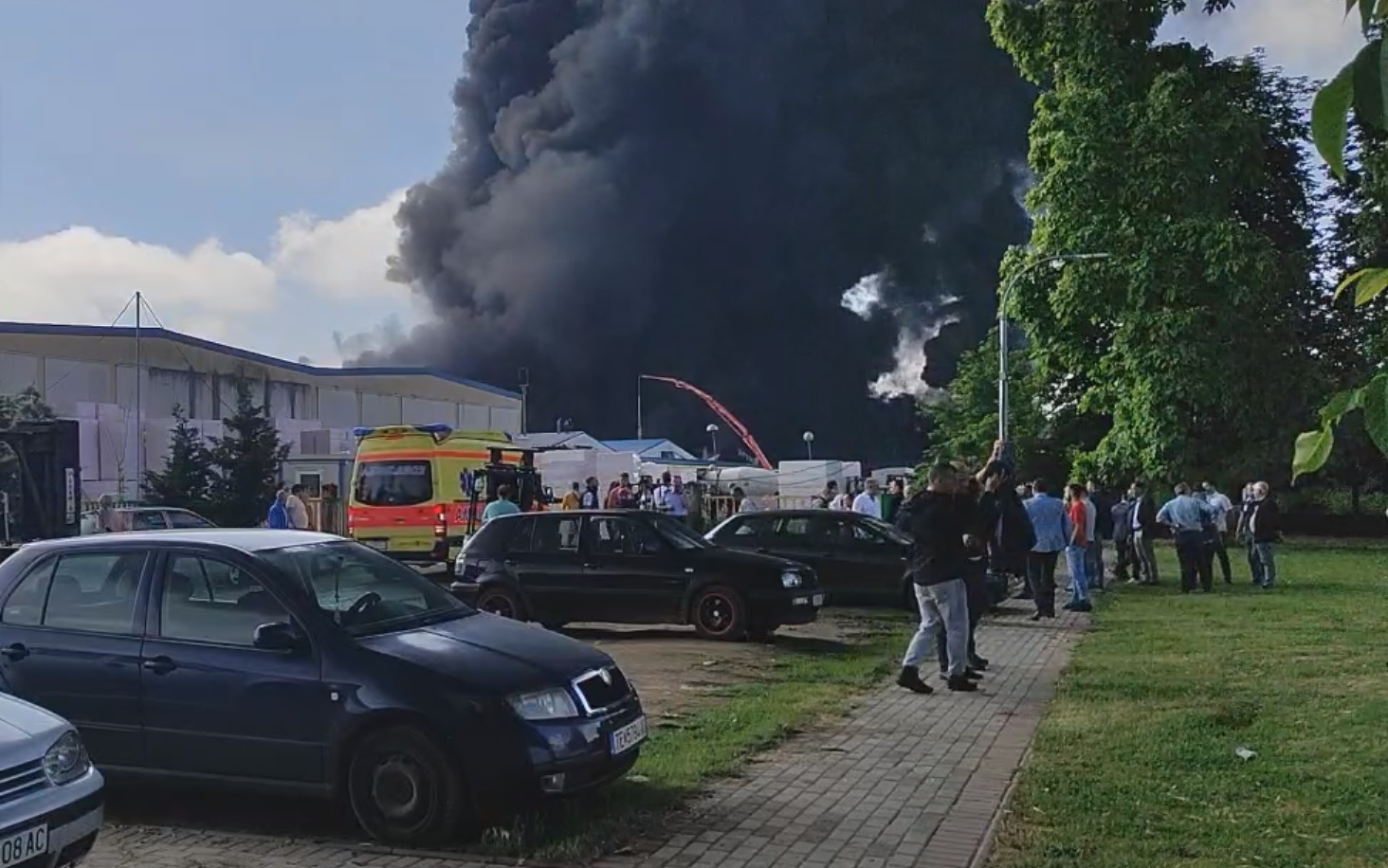 ФОТО+ВИДЕО: Пожарот во Тетово се шири на околните објекти, пристигнуваат возила на Брза помош