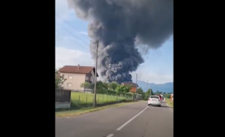 Голем пожар во фабрика во Бихаќ (ВИДЕО)